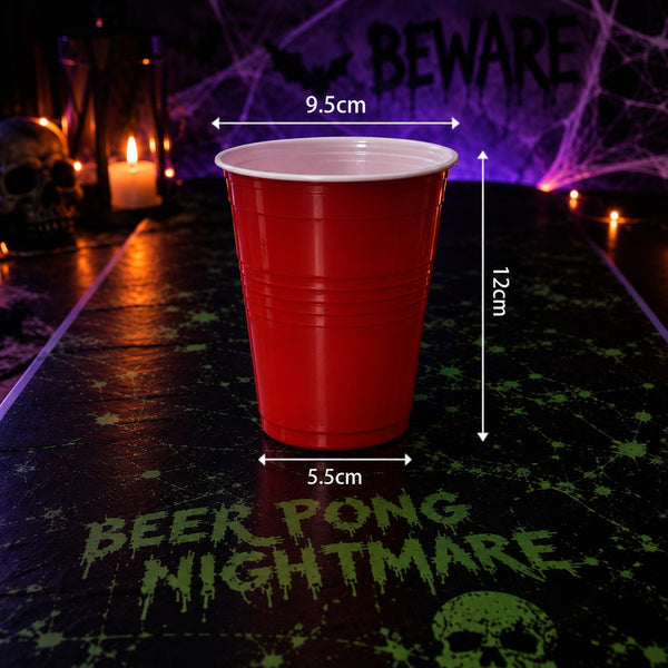 Mein Shop 6 Bierpong-Set mit rotem Plastikbecher und Maßen auf einem Tisch im Halloween-Design
