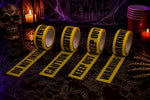 Mein Shop 6 gelbes Warnband mit schwarzer Aufschrift als Halloween Dekoration auf einem Tisch mit Totenkopf
