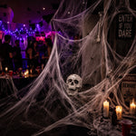 Mein Shop 6 dehnbares Spinnennetz mit Totenkopf und kleinen Spinnen für eine gruselige Halloween Party Dekoration
